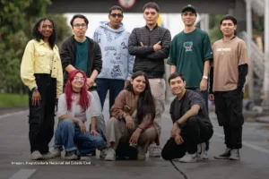 Jóvenes posan en grupo como parte de las elecciones 2025 de Consejos Locales de Juventud
