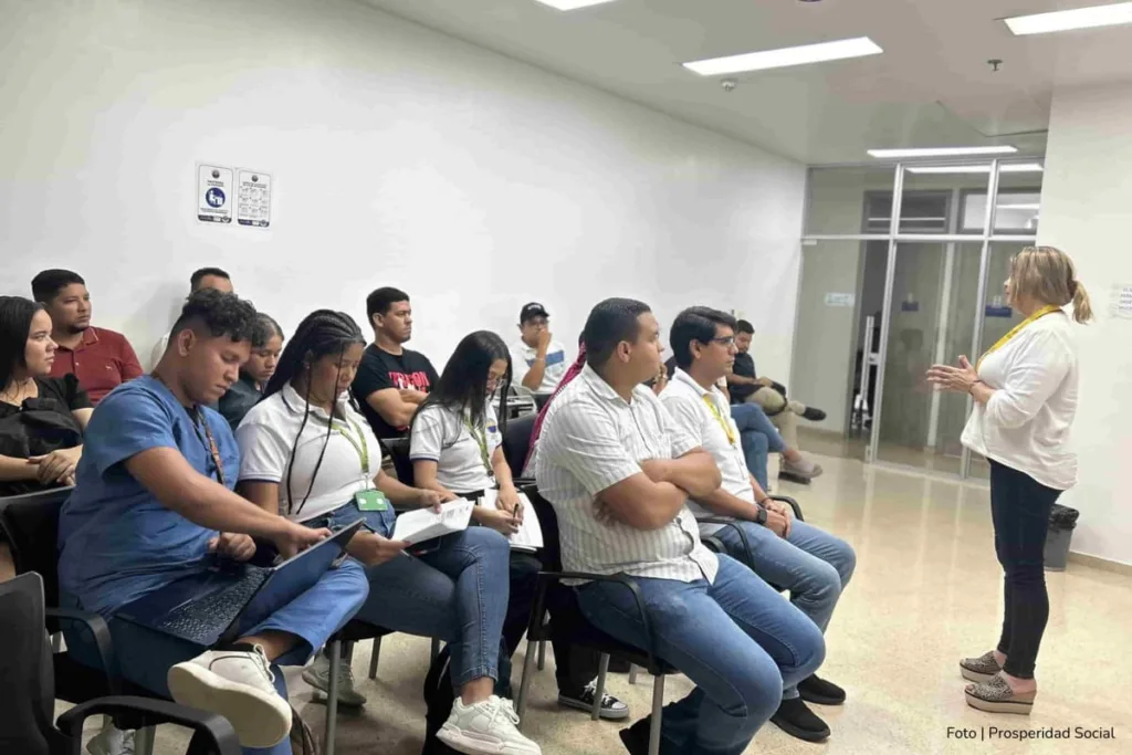 Tras demora en los giros del programa Jóvenes en Paz, beneficiarios recibirán ciclo 8 en septiembre: ¿qué pasa con el ciclo 9? 2 programa Jóvenes en Paz, Jóvenes esperando el dinero del programa, Más Colombia