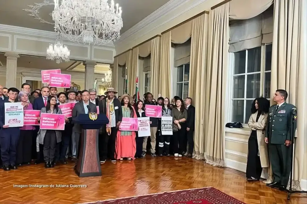 Juliana Guerrero viceministra de Juventudes ¿meritocracia o clientelismo? 3 Grupo de personas con pancartas apoya reformas sociales en Palacio de Nariño
