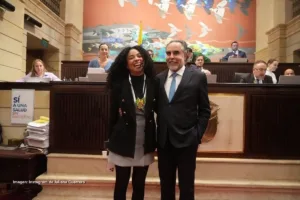 Juliana Guerrero junto a Mario Benedetti en el Congreso de la República