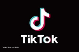 Logotipo de TikTok sobre fondo negro, usado como referencia al negocio digital de la plataforma china.