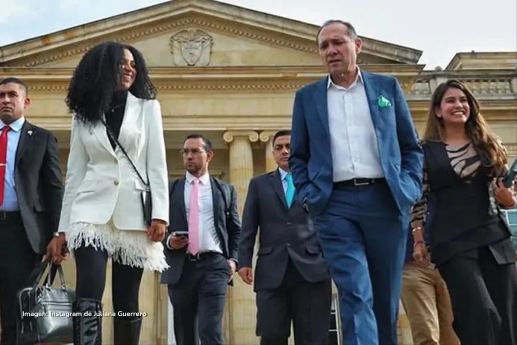 Juliana Guerrero viceministra de Juventudes ¿meritocracia o clientelismo? 2 Juliana Guerrero camina con comitiva frente a la Casa de Nariño