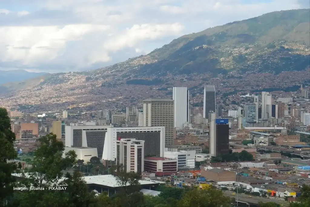 Paisaje urbano de Medellín, antigua sede de Tejicondor.