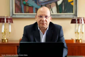 Ministro de Hacienda Germán Ávila Plazas en su despacho, protagonista de la Reforma Tributaria