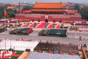 Misiles DF-5C desfilan en la Plaza de Tiananmén durante una exhibición militar de Rusia y China.
