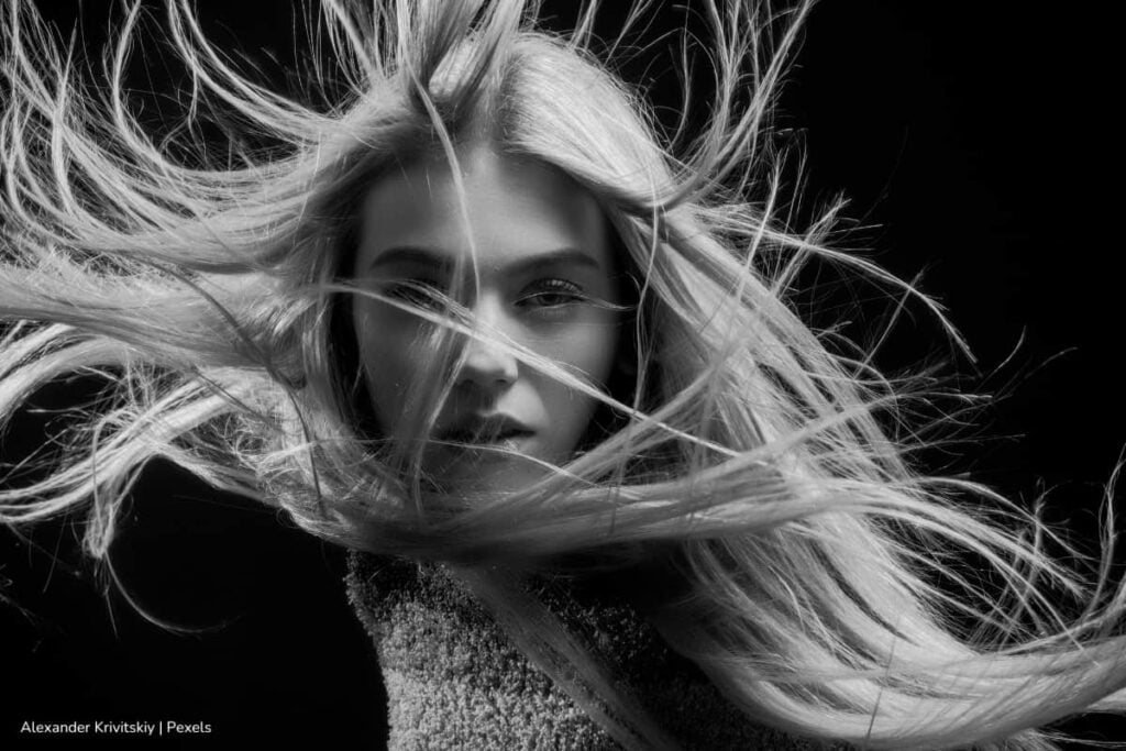 Juventud y autoestima: la relación entre armonía facial y confianza personal 3 confianza personal, Mujer con belleza natural, Más Colombia