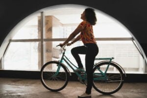 Semana de la Bicicleta 2025, Mujer disfrutando de la Semana de la Bicicleta 2025, Más Colombia