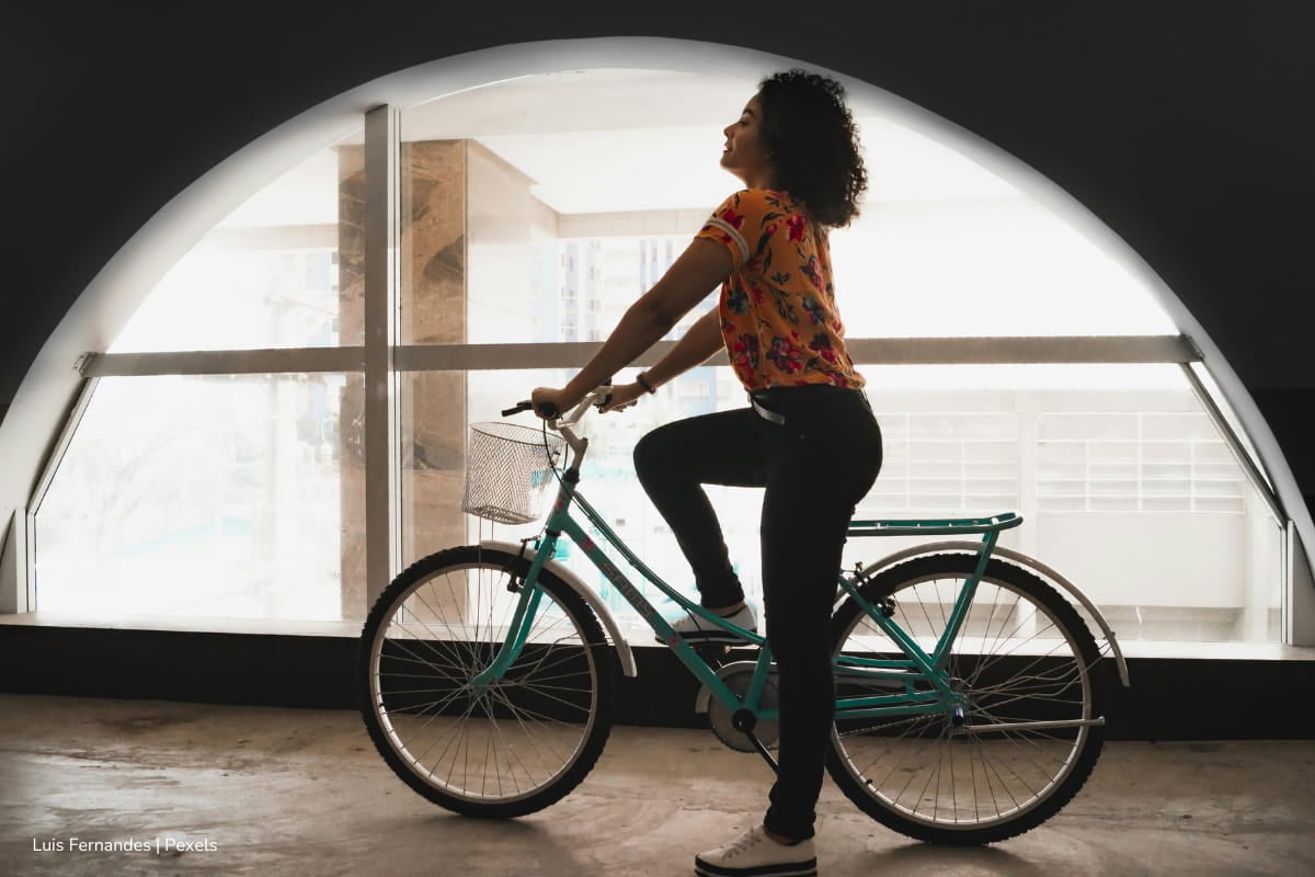 Semana de la Bicicleta 2025, Mujer disfrutando de la Semana de la Bicicleta 2025, Más Colombia