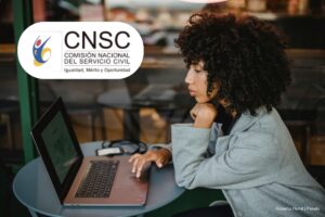 curso virtual de la CNSC, curso Provisión de Empleo, Mujer inscribiéndose al curso virtual de la CNSC, Más Colombia