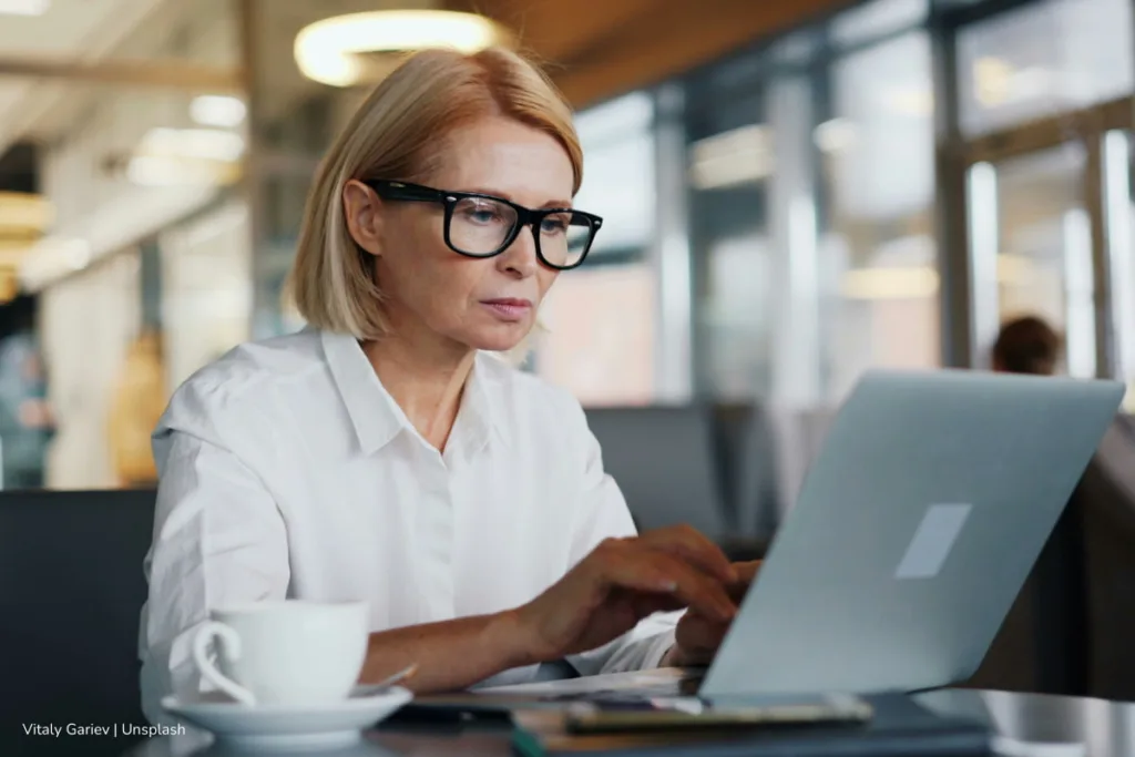 feria de empleo, empleo para mujeres, empleo para mayores de 50 años, Mujer mayor de 50 años trabajando en oficina, Más Colombia