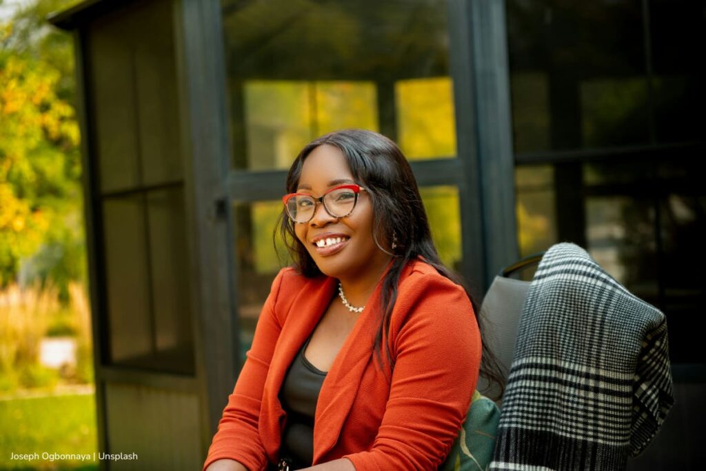 concurso Ministerio del Trabajo, Mujer presentando pruebas del concurso Ministerio del Trabajo, Más Colombia