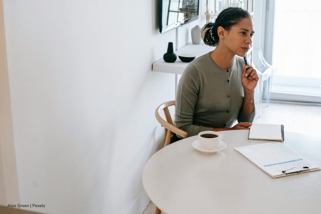 curso virtual de la CNSC, Mujer tomando apuntes del curso virtual de la CNSC, Más Colombia