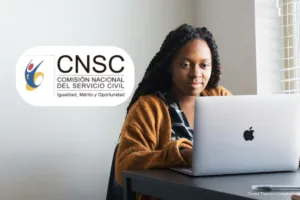 concurso Contralorías Territoriales, Mujer verificando respuestas definitivas de pruebas, Más Colombia
