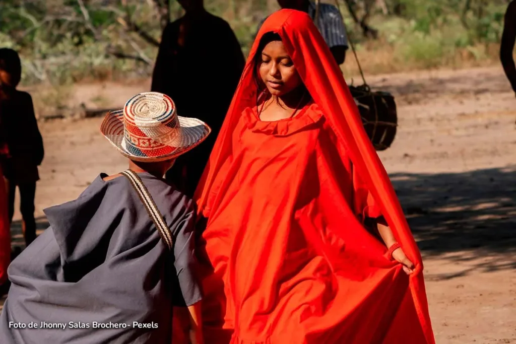 Niña wayuu con vestido rojo durante danza tradicional en La Guajira