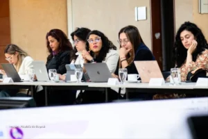 Mujeres en mesa de trabajo durante las Elecciones 2025 en Colombia.