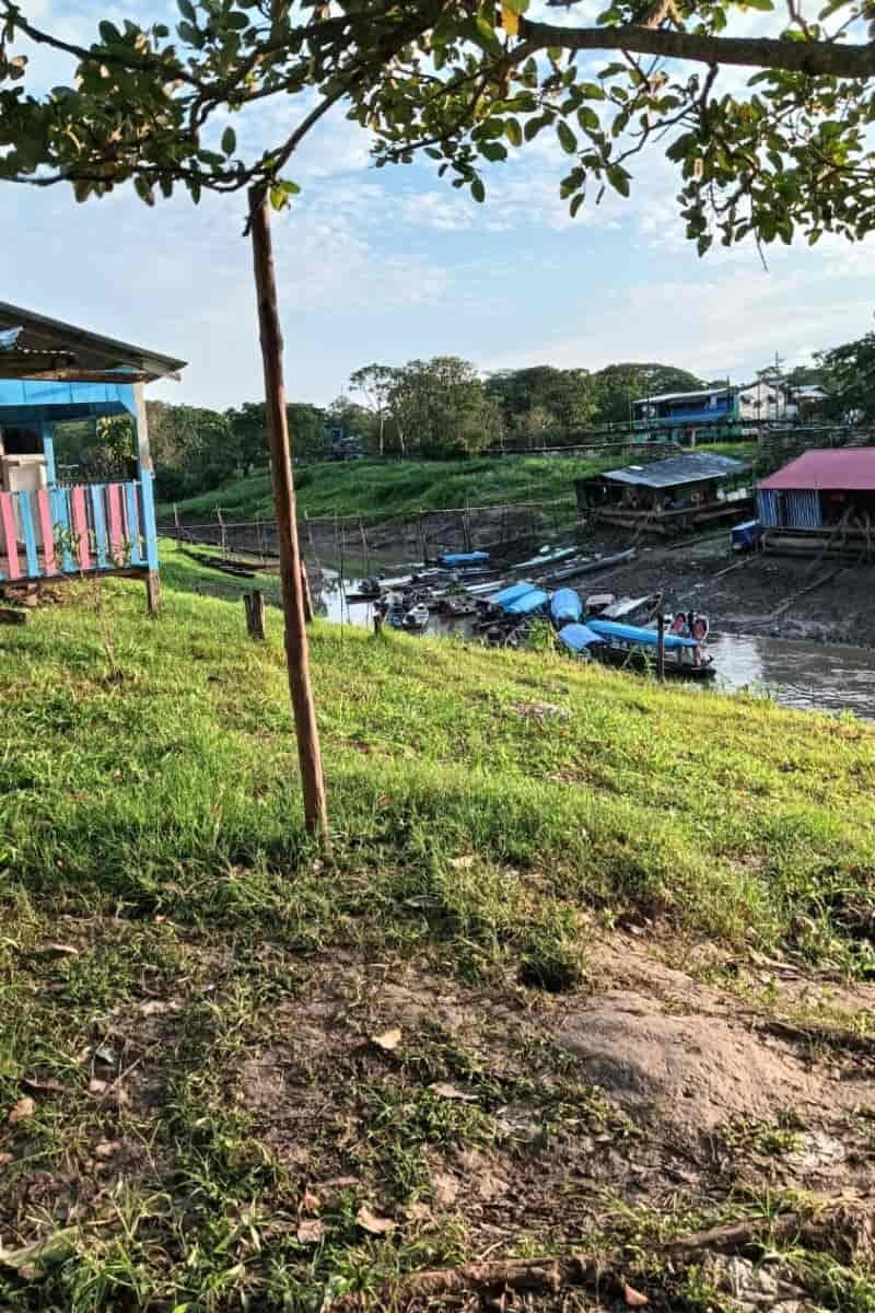 El puente de Leticia, en la isla de La Fantasía: ¿otro elefante blanco? 2 puente de Leticia, isla de La Fantasía, Niveles altos de agua en la isla de La Fantasía, Más Colombia
