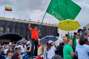 Manifestantes del paro de docentes izan bandera de Risaralda en la Plaza de Bolívar en Bogotá.