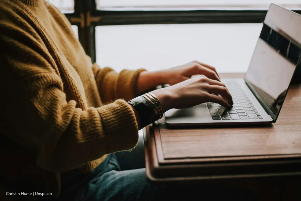 Concurso Contralorías Territoriales: A partir del 11 de septiembre se podrán conocer los resultados definitivos de las pruebas escritas 3 concurso Contralorías Territoriales, Persona consultando SIMO, Más Colombia