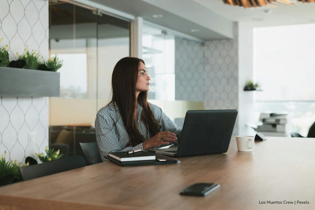 Estas son las 10 convocatorias de la contraloría general de la Nación que ampliaron el plazo de inscripción: nuevas fechas para aplicar 3 convocatorias de la Contraloría, Persona consultando cronograma convocatoria, Más Colombia