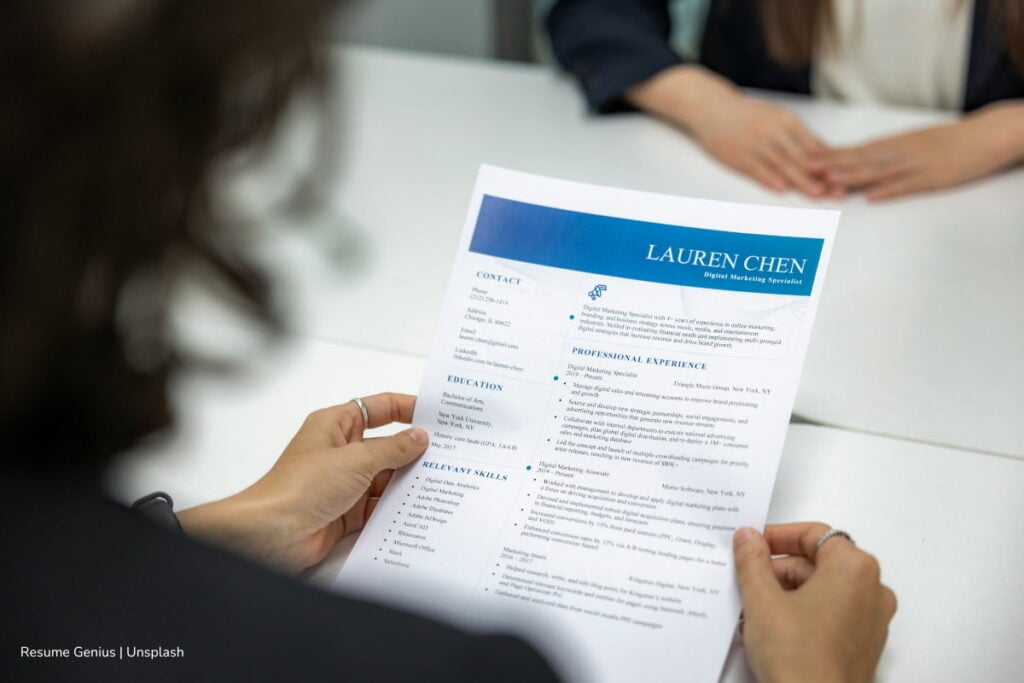 Concurso Ministerio del Trabajo: así será la valoración de antecedentes para los aspirantes 2 concurso Ministerio del Trabajo, Persona revisando el CV de un candidato, Más Colombia
