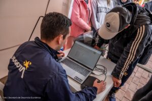 ofertas de empleo, Persona siendo asesorada por la Secretaría de Desarrollo Económico, Más Colombia