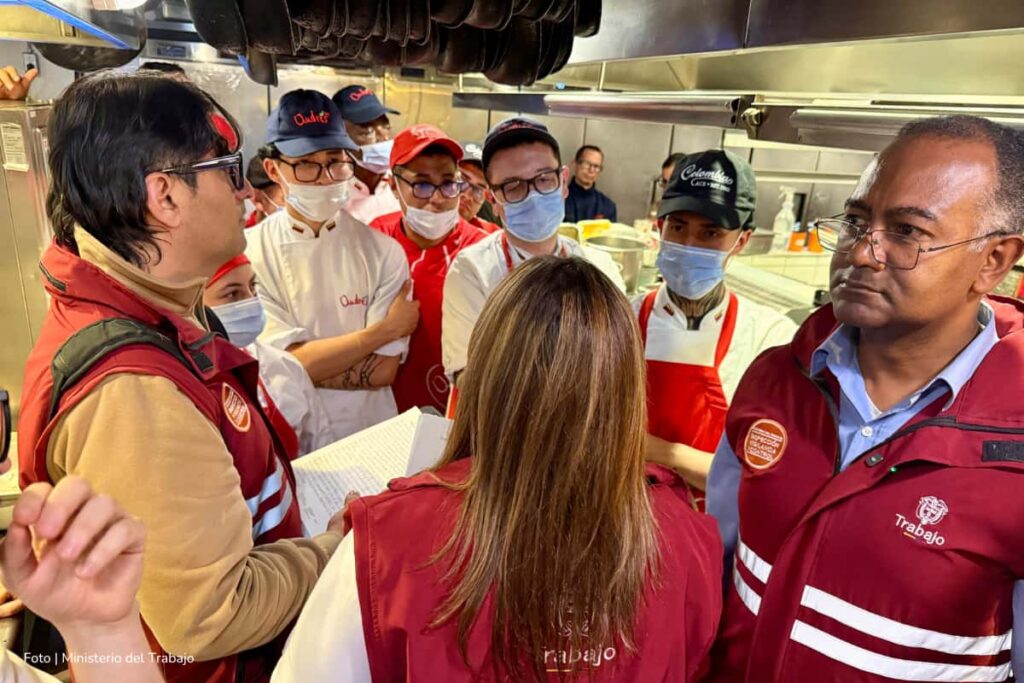 Atención, Ministerio del Trabajo ordena cerrar temporalmente cocina principal de una de las sedes de Andrés Carne de Res en Bogotá 4 Andrés Carne de Res, Andrés DC, Antonio Sanguino, Ministerio del Trabajo, Personal de Ministerio del Trabajo en inspección, Más Colombia