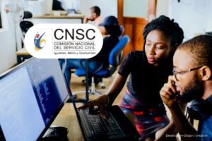 concurso Ministerio del Trabajo, Personas cargando sus documentos necesarios para la prueba de valoración, Más Colombia