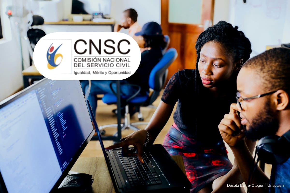 Concurso Ministerio del Trabajo: así será la valoración de antecedentes para los aspirantes 1 concurso Ministerio del Trabajo, Personas cargando sus documentos necesarios para la prueba de valoración, Más Colombia