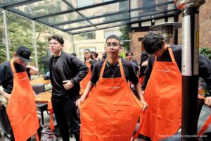 curso gratuito de gastronomía, Personas jóvenes tomando curso gratuito de gastronomía, Más Colombia