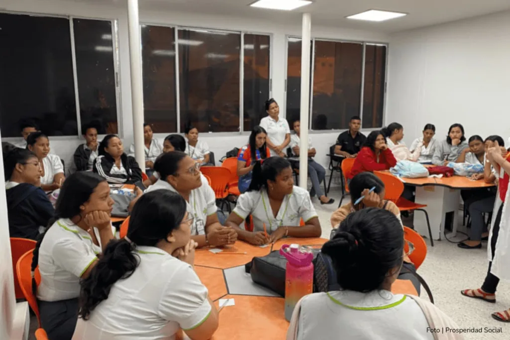 Tras demora en los giros del programa Jóvenes en Paz, beneficiarios recibirán ciclo 8 en septiembre: ¿qué pasa con el ciclo 9? 4 programa Jóvenes en Paz, Personas que participan en el programa Jóvenes en Paz, Más Colombia