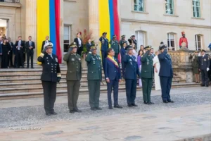 Presidente Gustavo Petro junto a la cúpula militar y de policía en ceremonia oficial en Casa de Nariño durante acto con banderas de Colombia