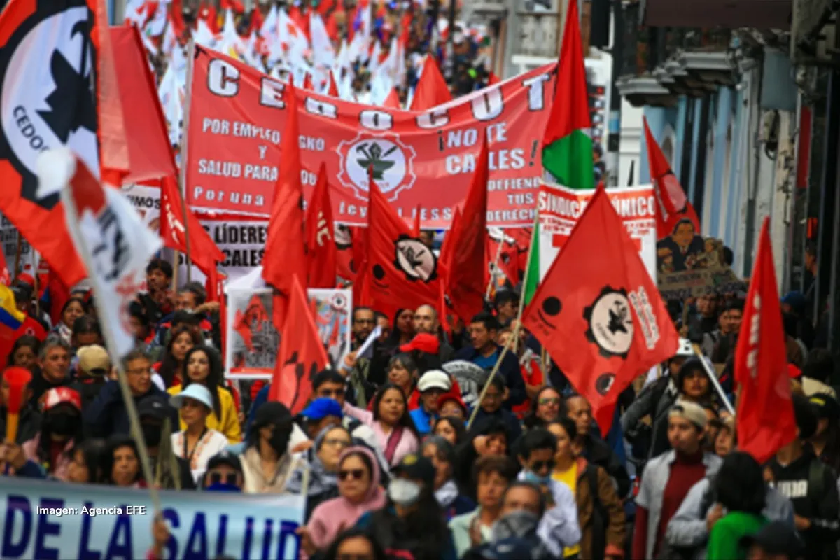 Multitud de manifestantes en Ecuador con banderas de sindicatos y pancartas rojas durante paro nacional por el precio del diésel.