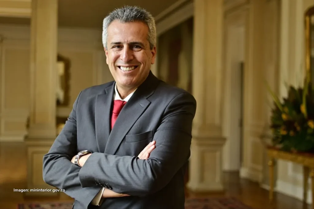  el exministro del Interior, Luis Fernando Velasco,