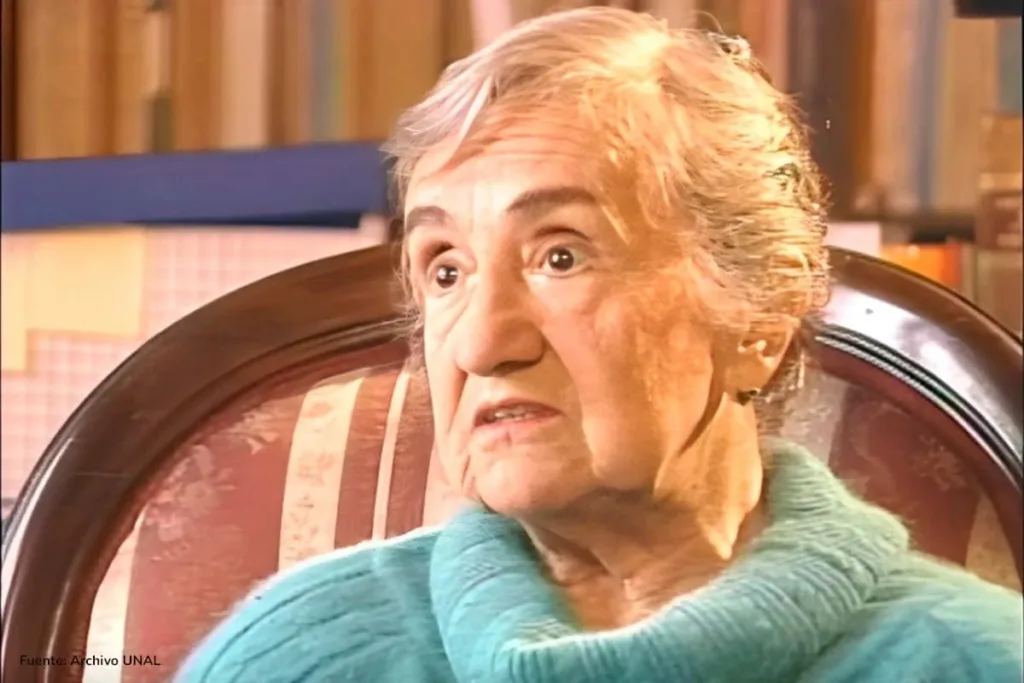 Antropóloga Virginia Gutiérrez de Pineda en su biblioteca hablando de feminismo