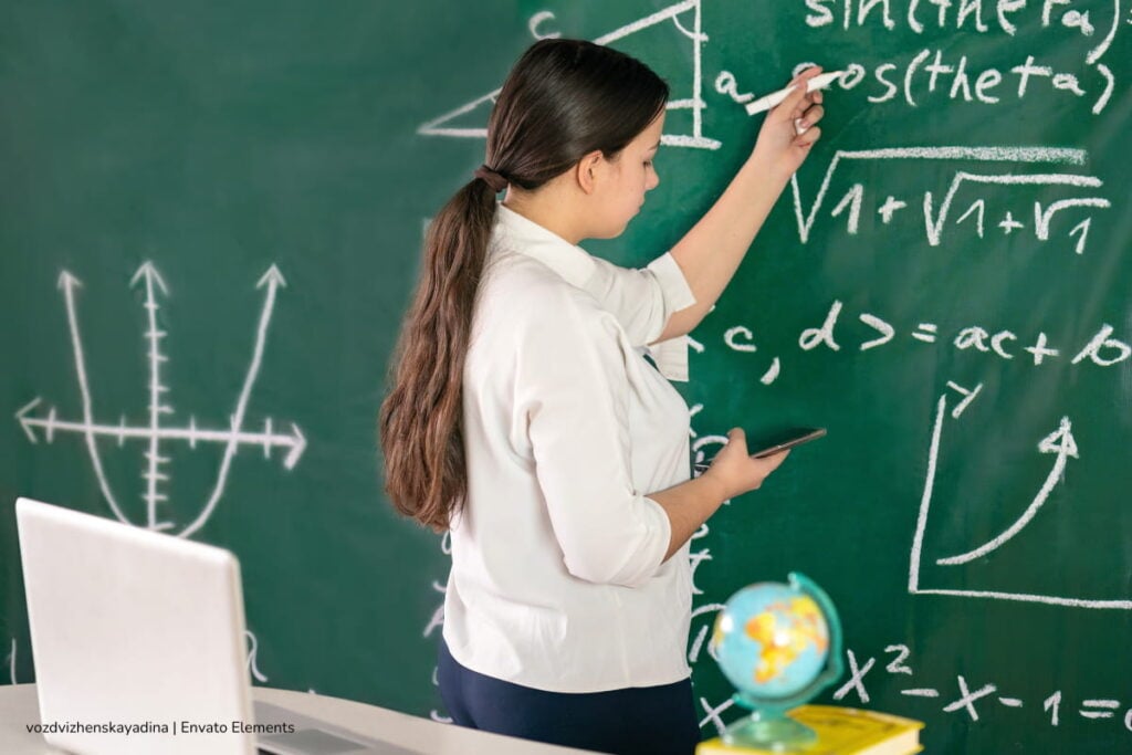 ¡Atención docentes del 1278! Ya empezó la venta del PIN para el concurso de ascenso y reubicación salarial 2025 2 concurso de ascenso, PIN, docentes del Decreto 1278, Docente escribiendo en pizarra, Más Colombia