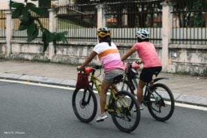 ciclorrutas en Bogotá, normas para ciclistas, Dos mujeres montando bicicleta, Más Colombia
