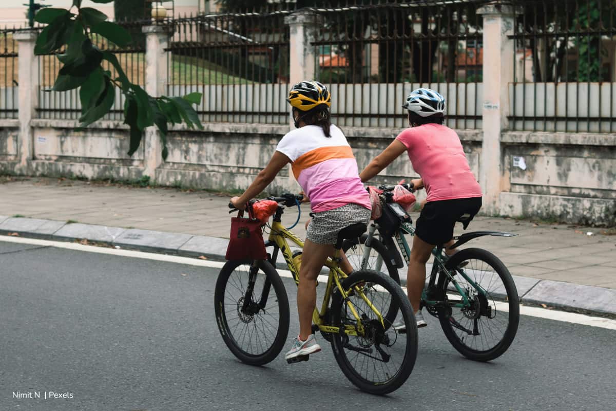 ciclorrutas en Bogotá, normas para ciclistas, Dos mujeres montando bicicleta, Más Colombia