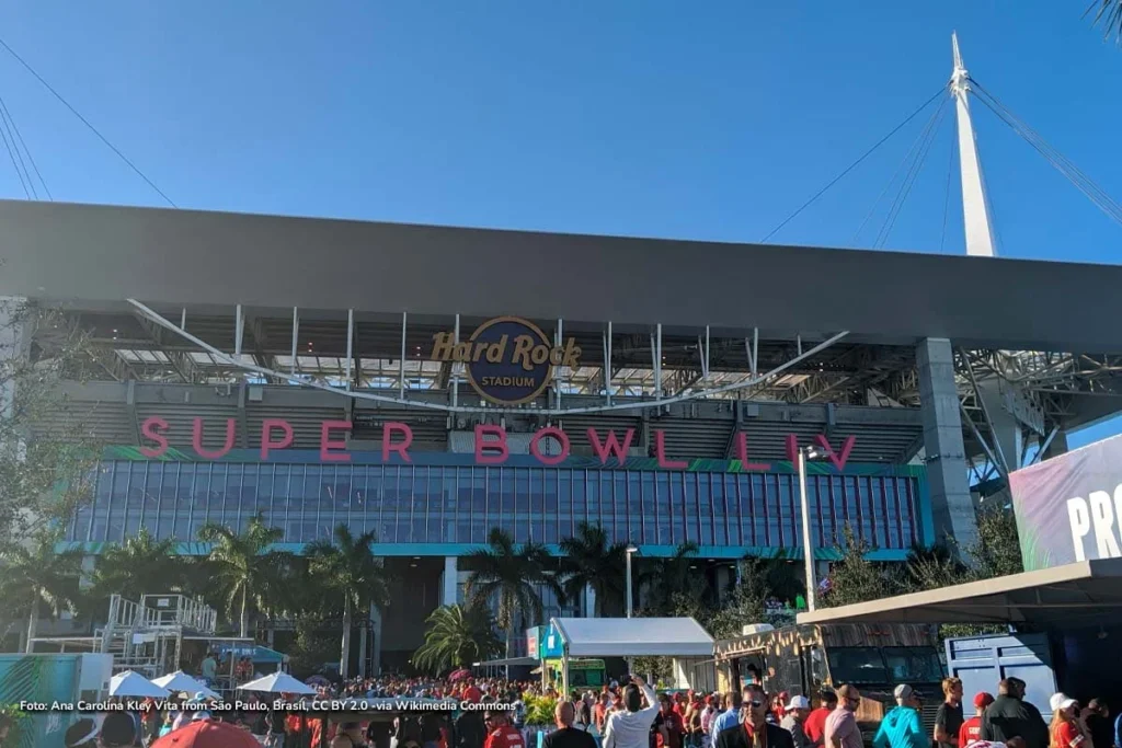 Vista exterior del Hard Rock Stadium con letrero de Super Bowl LIV en Miami