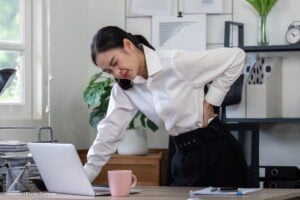 Teletrabajo: 11 consejos de una médica experta en ergonomía para prevenir el dolor de espalda en casa y sin gastar mucho dinero 14 dolor de espalda, teletrabajo, puesto de trabajo, Evitar el dolor de espalda con un buen puesto de trabajo, Más Colombia