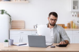 ¡Pilas! Hasta el 28 de octubre morosos en Bogotá podrán ponerse al día con los impuestos: esto es lo que debe saber 5 ponerse al día con los impuestos, Hombre preocupado por no pagar impuestos, Más Colombia