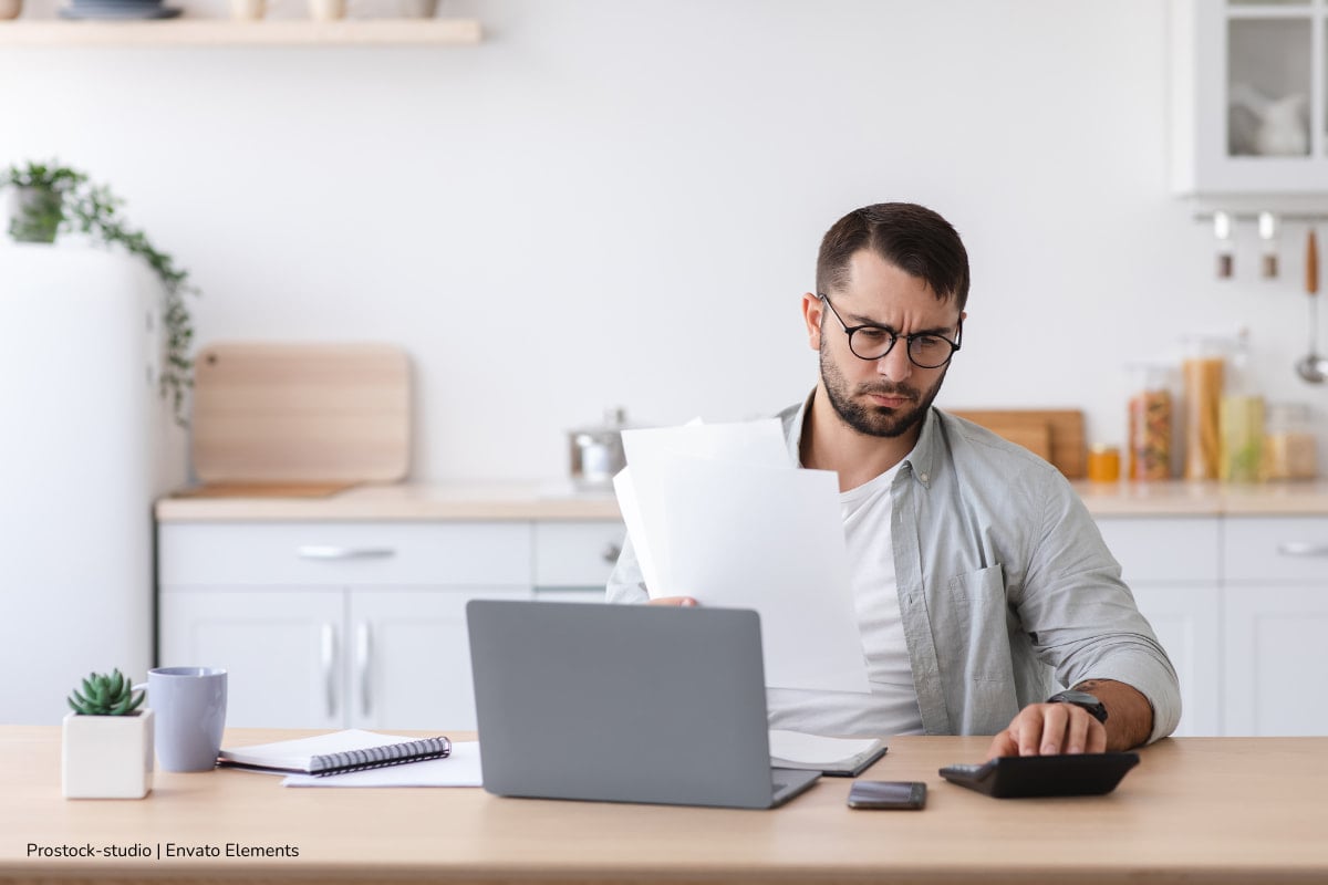 ¡Pilas! Hasta el 28 de octubre morosos en Bogotá podrán ponerse al día con los impuestos: esto es lo que debe saber 1 ponerse al día con los impuestos, Hombre preocupado por no pagar impuestos, Más Colombia