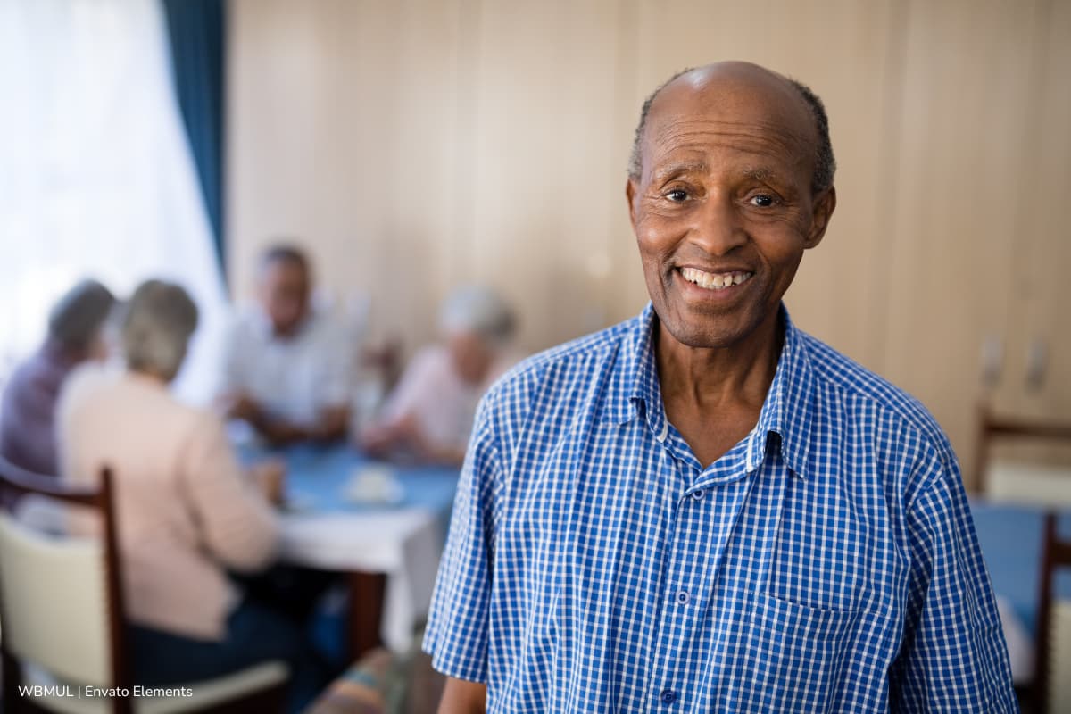 Anuncian aumentos en las transferencias monetarias de Colombia Mayor: beneficiarios recibirán $230.000 desde octubre 1 Colombia Mayor, transferencias monetarias, Hombre recibiendo transferencias monetarias de Colombia Mayor, Más Colombia