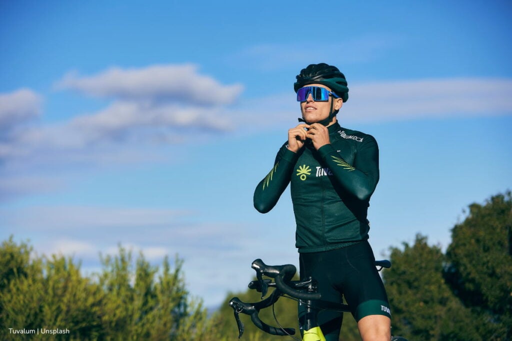 ciclorrutas en Bogotá, normas para ciclistas, Hombre usando elementos para ciclismo, Más Colombia