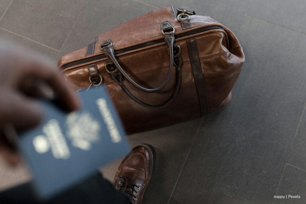 requisitos para viajar, Migración Colombia, Hombre viajando afuera del país, Más Colombia