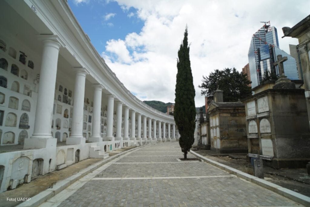 cementerios distritales, Interior del cementerio Central de Bogotá, Más Colombia