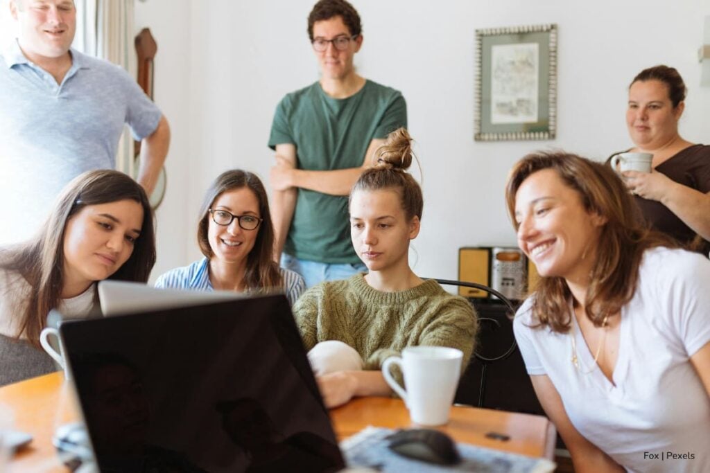 ¿Quiere hacer su práctica profesional en Bogotá? Inscríbase antes del 15 de octubre: estas son las condiciones 2 práctica profesional, Jóvenes ejerciendo su primera práctica profesional, Más Colombia