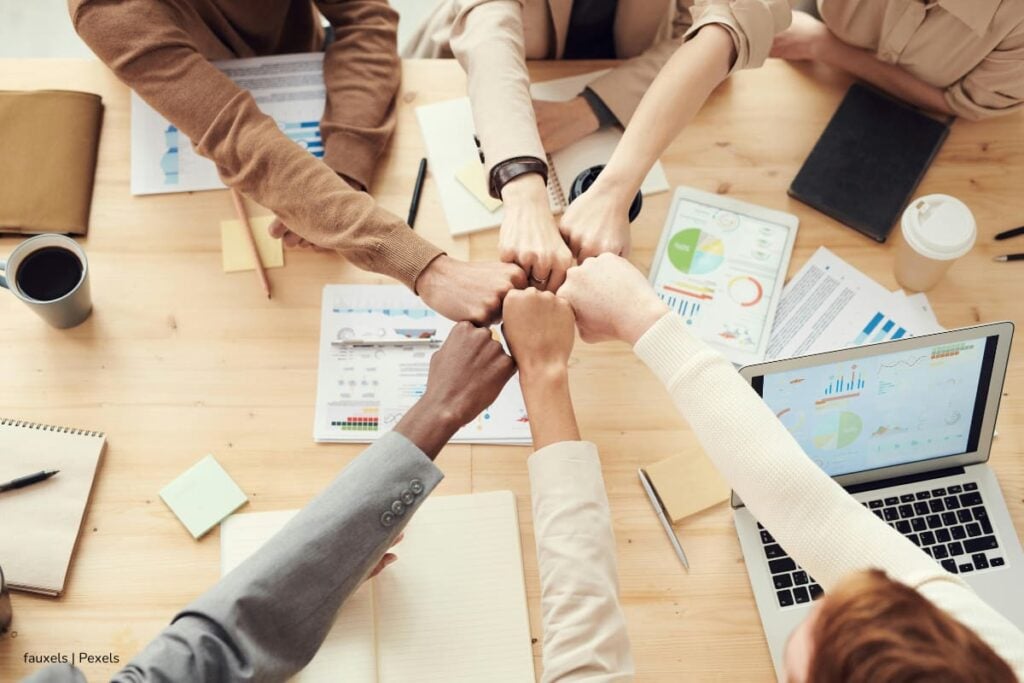 ¿Quiere hacer su práctica profesional en Bogotá? Inscríbase antes del 15 de octubre: estas son las condiciones 3 práctica profesional, Jóvenes haciendo trabajo en equipo, Más Colombia