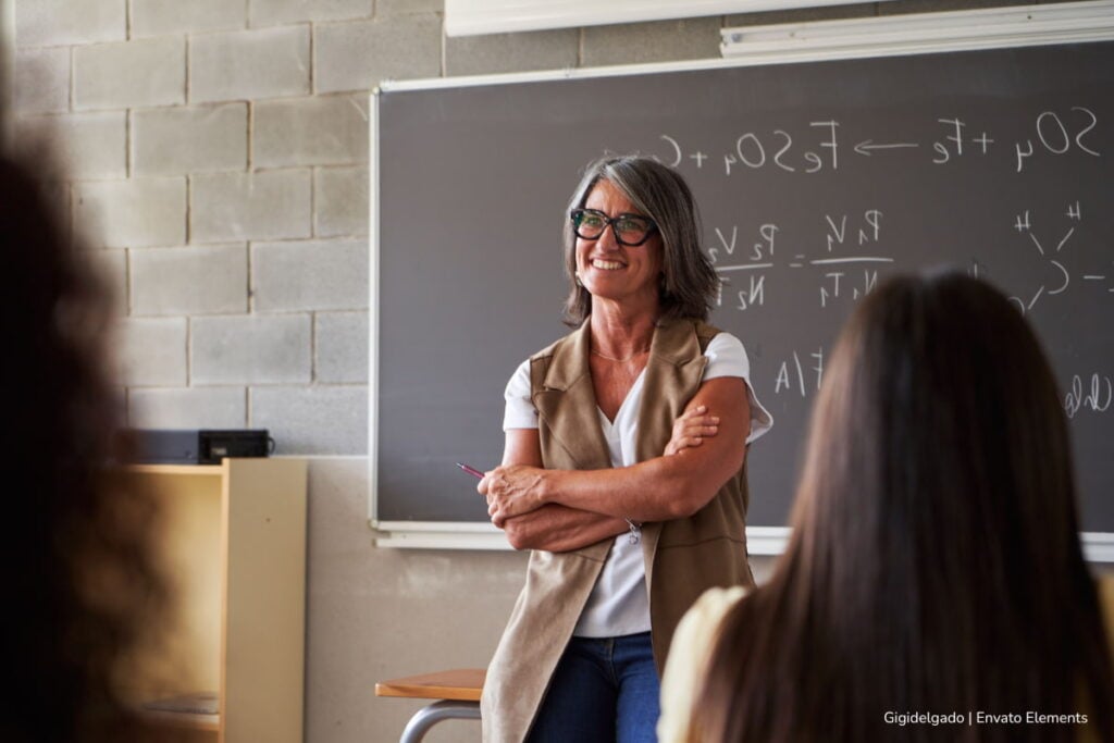 Mesada 14, magisterio, Maestra enseñando y participando con alumnos, Más Colombia
