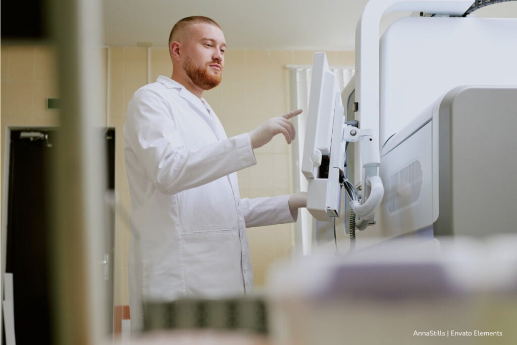 Invima detecta ingreso fraudulento a Colombia de dispositivos médicos obsoletos de la marca BRAINLAB 4 dispositivos médicos, Invima, BRAINLAB, Médico manejando máquina médica BRAINLAB, Más Colombia