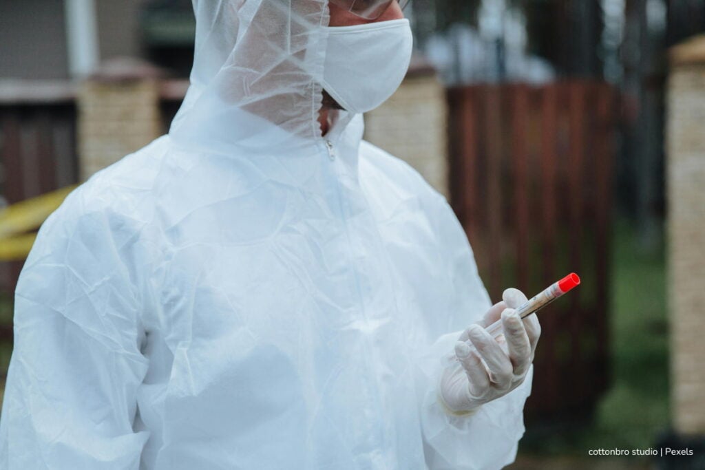 Estudio de la UNAL alerta sobre aumento de casos de dengue en 2025 si no se refuerzan las medidas de prevención 4 casos de dengue en 2025, Médicos realizando pruebas de laboratorio, Más Colombia